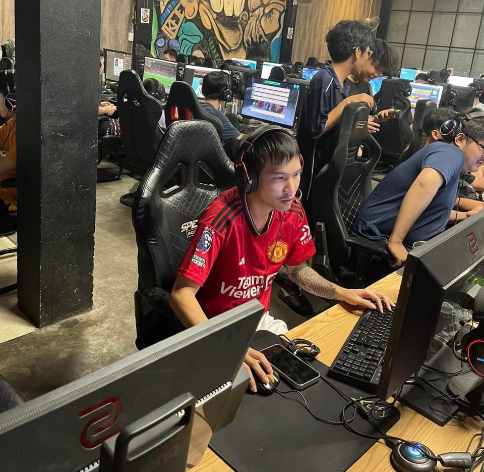 Sena unexpectedly appeared in an internet café during the recent Yagi storm