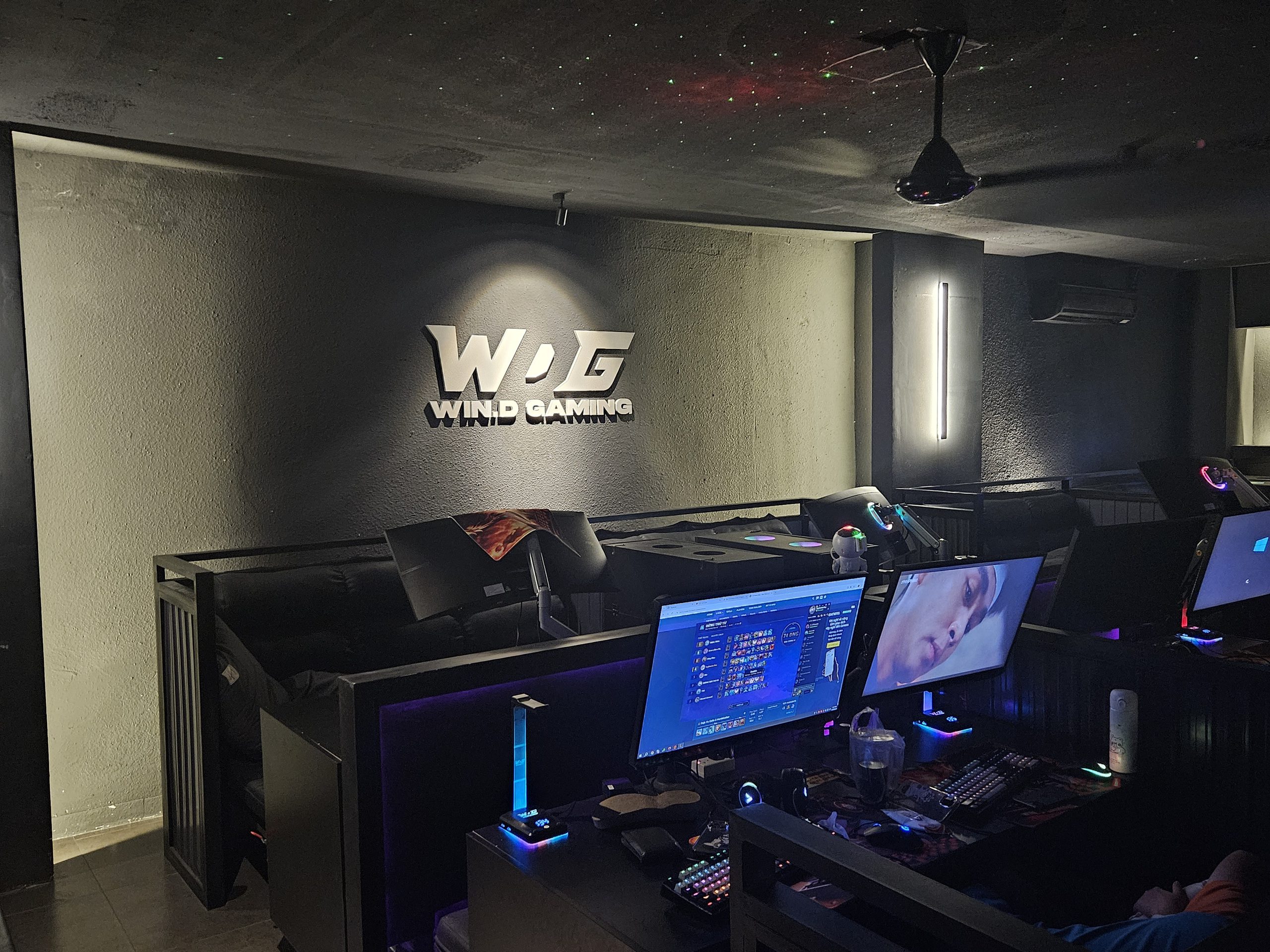 Couple cyber cafe area for couples