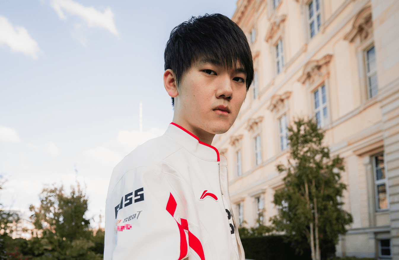 JackeyLove truly demonstrated the caliber of a top AD carry to lead TES to victory