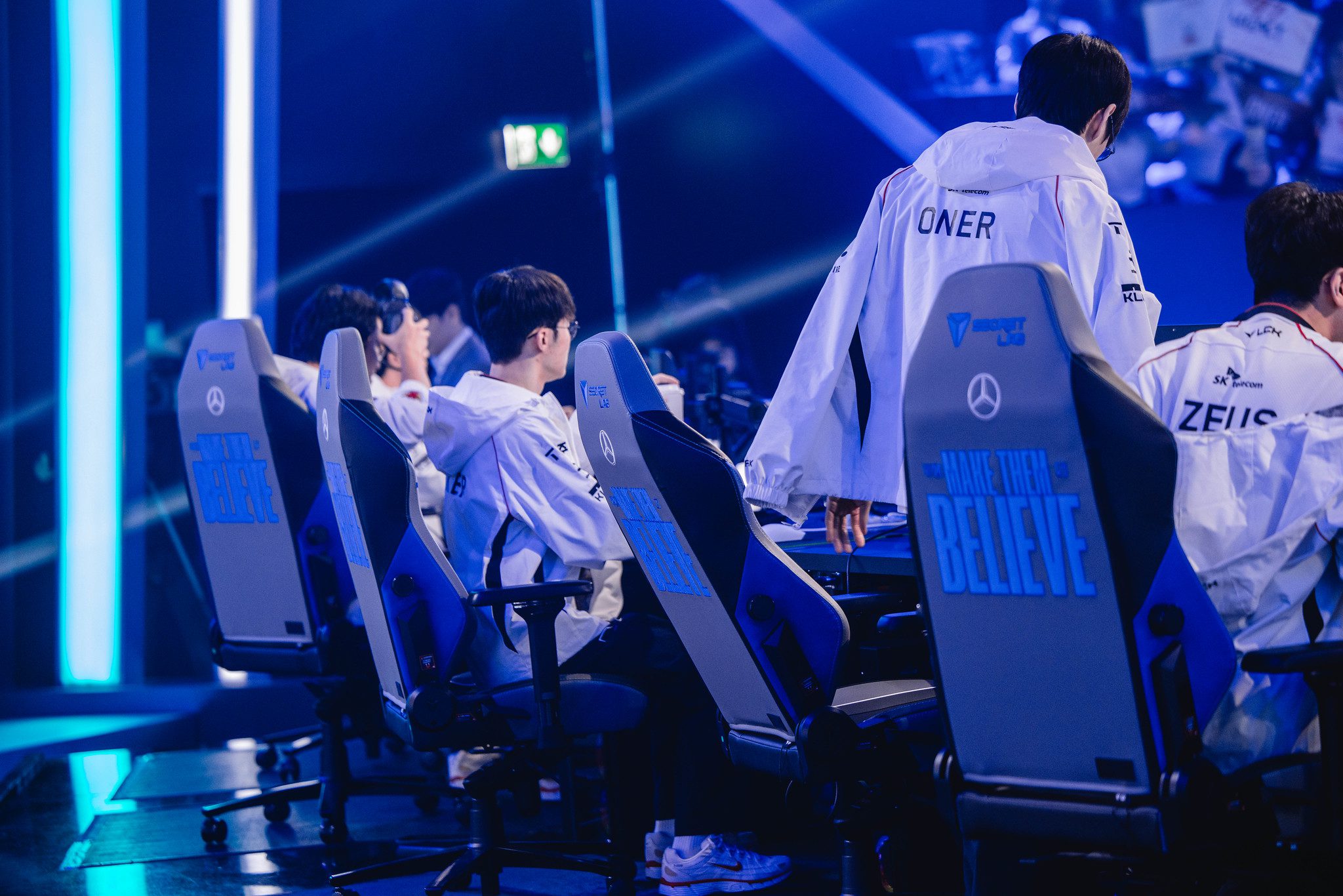 Notably, T1 has abandoned their previously stubborn draft strategy by readily banning the opponents' comfort champions instead of continuing to let them go and trying to counter in the match