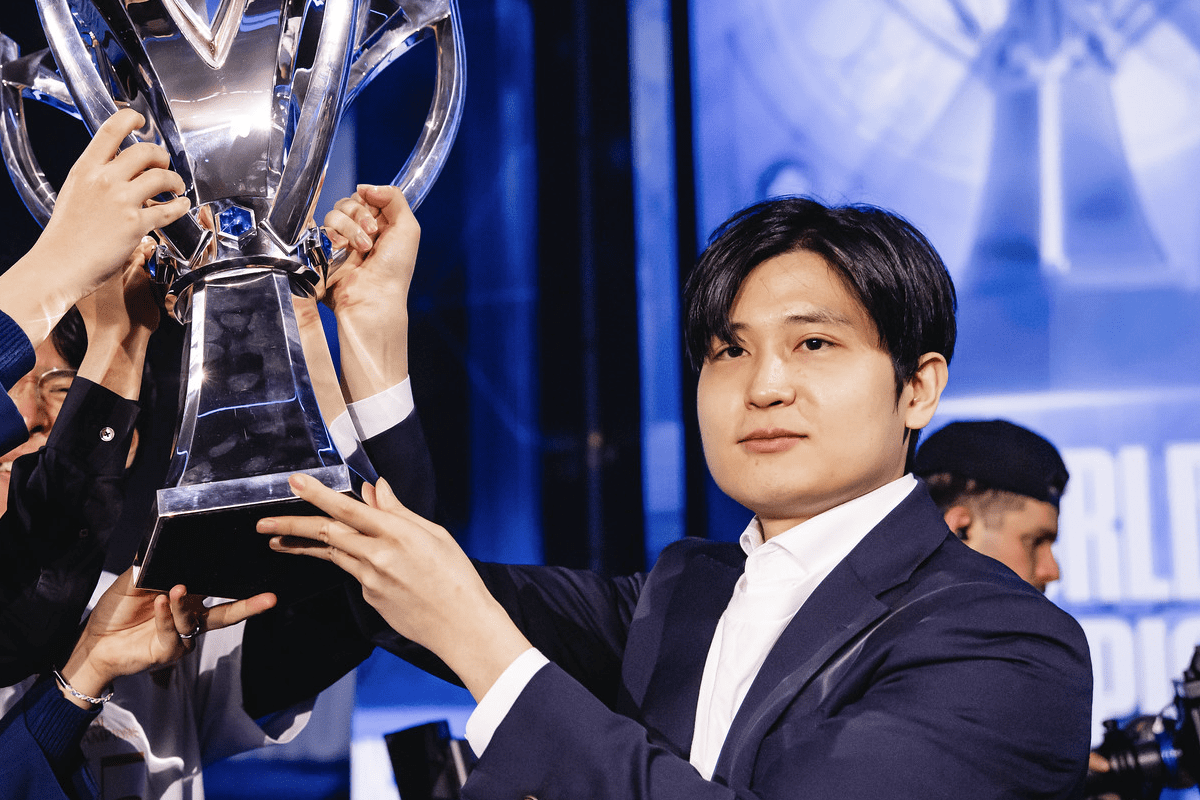 T1 seems to have learned a significant lesson from Zeus's situation, leading to a more decisive move in re-signing Coach Tom