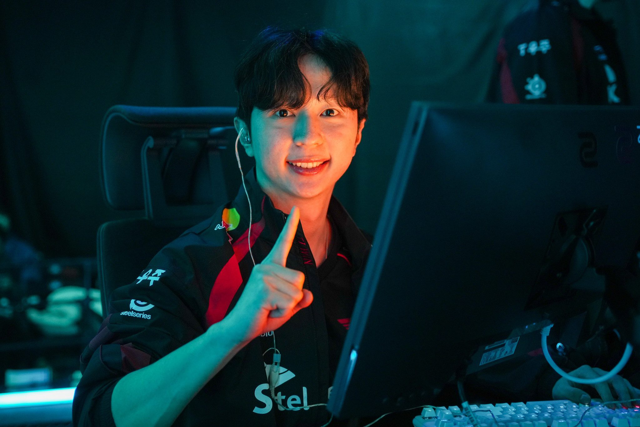 Xccurate thinks 10 hours a day is already a lot, but looking at Faker's 14 hours makes him even more shocked