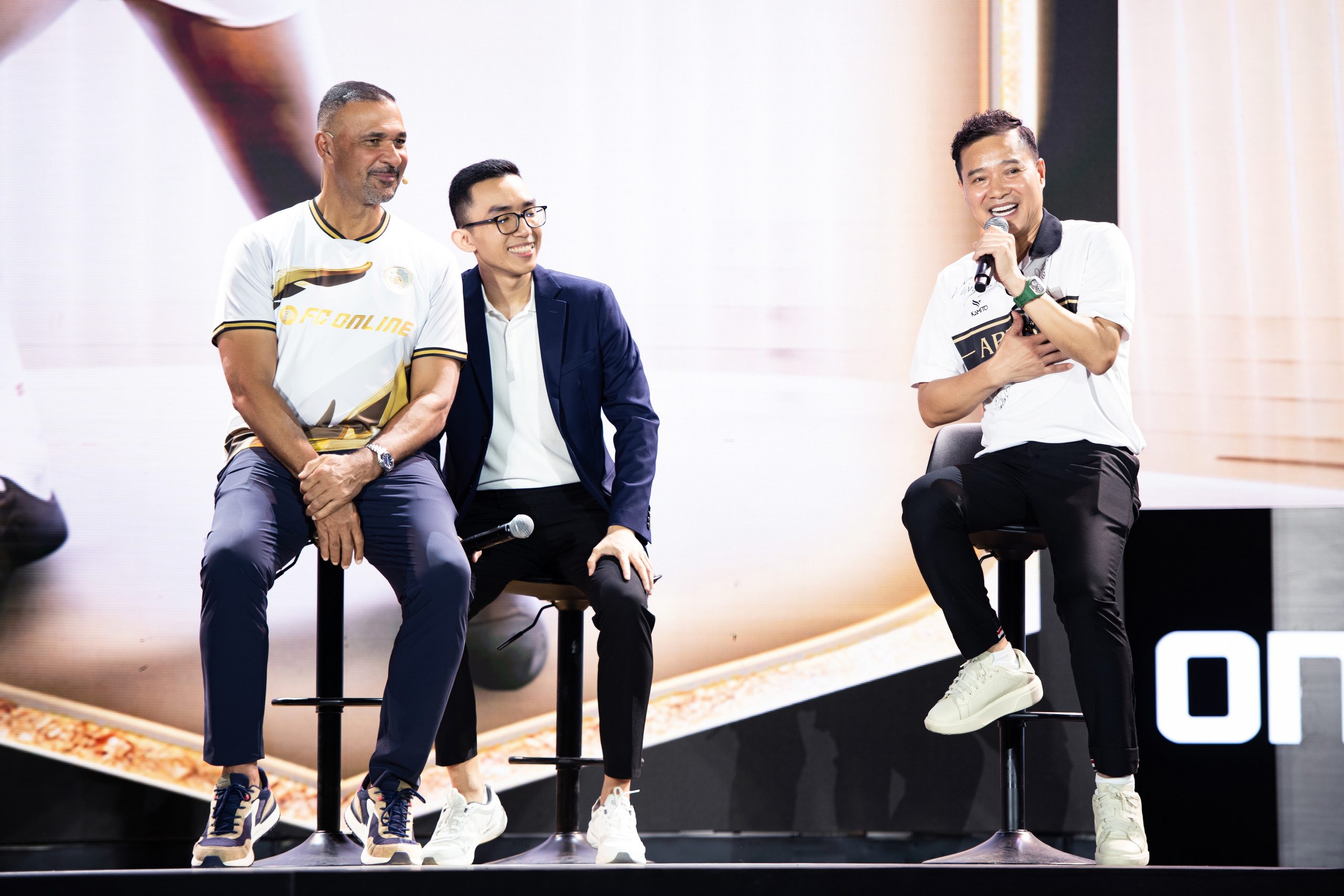The two former stars Gullit and Hong Son interact with the audience