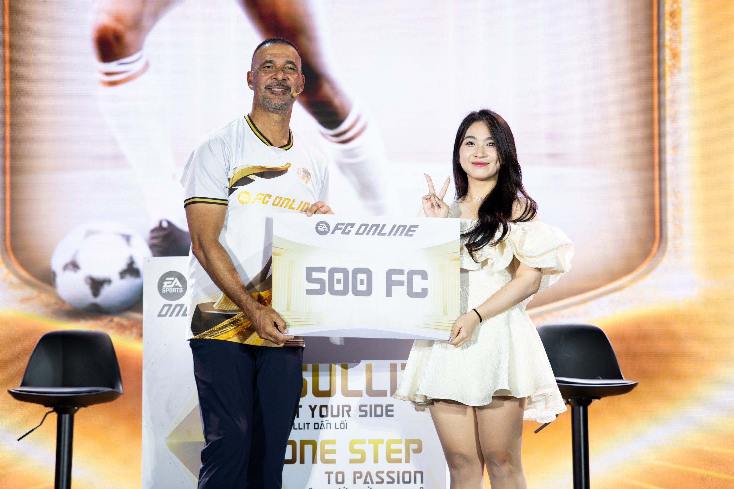 A female Chelsea fan also had a card opening interaction with Gullit