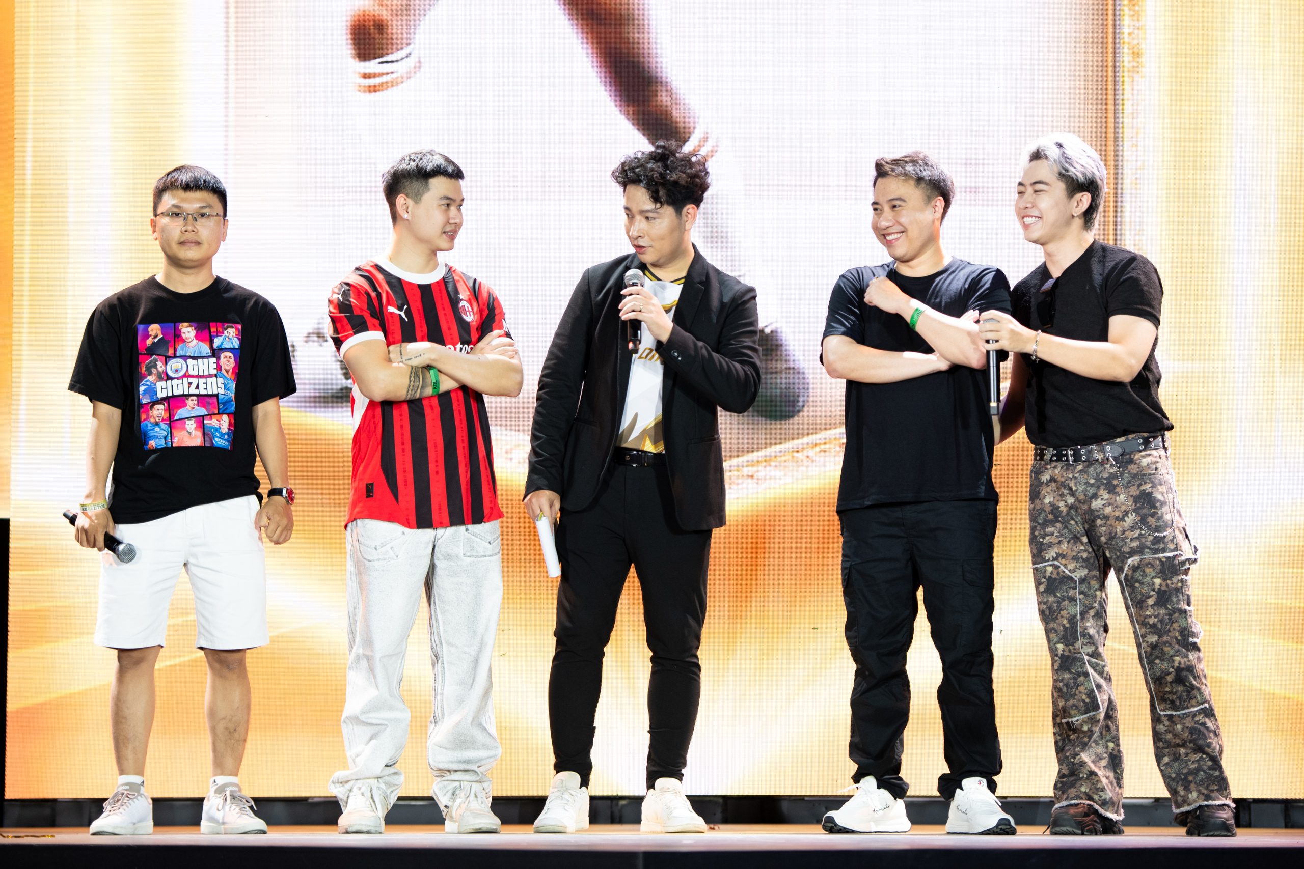 Rambo (AC Milan jersey) and Vodka Quang (black jersey, fourth from left) preparing for the showmatch