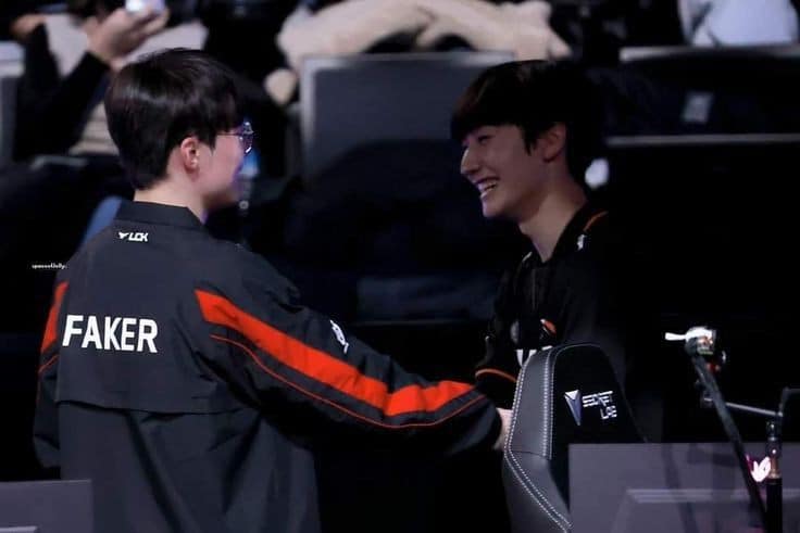 Both players remain close despite being on opposite sides