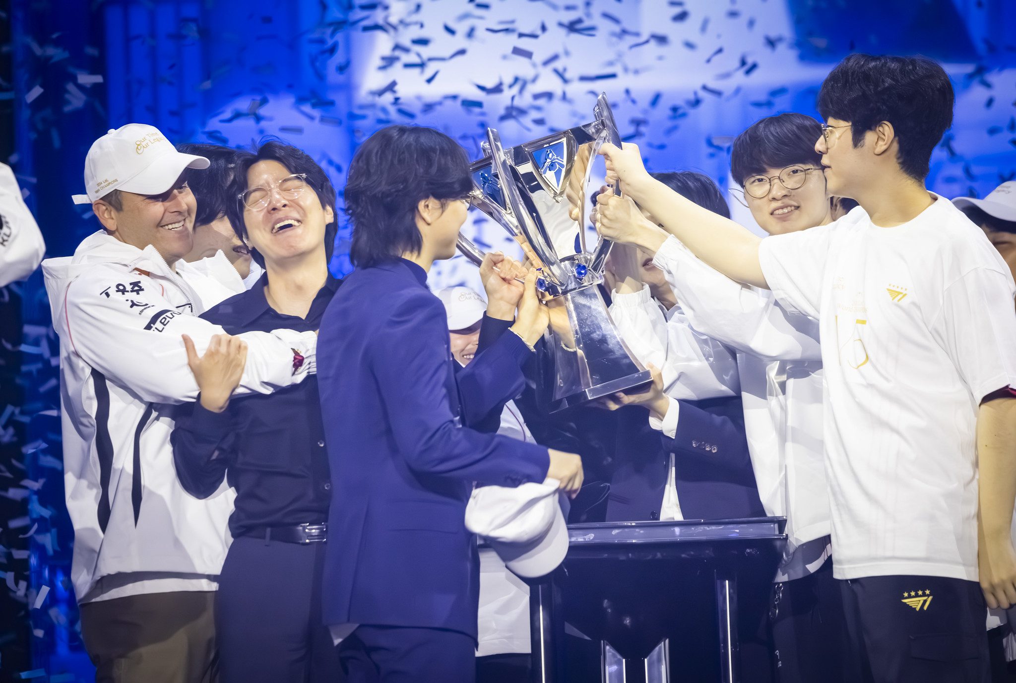 T1 fans are eagerly watching their team during the end-of-season transfer period