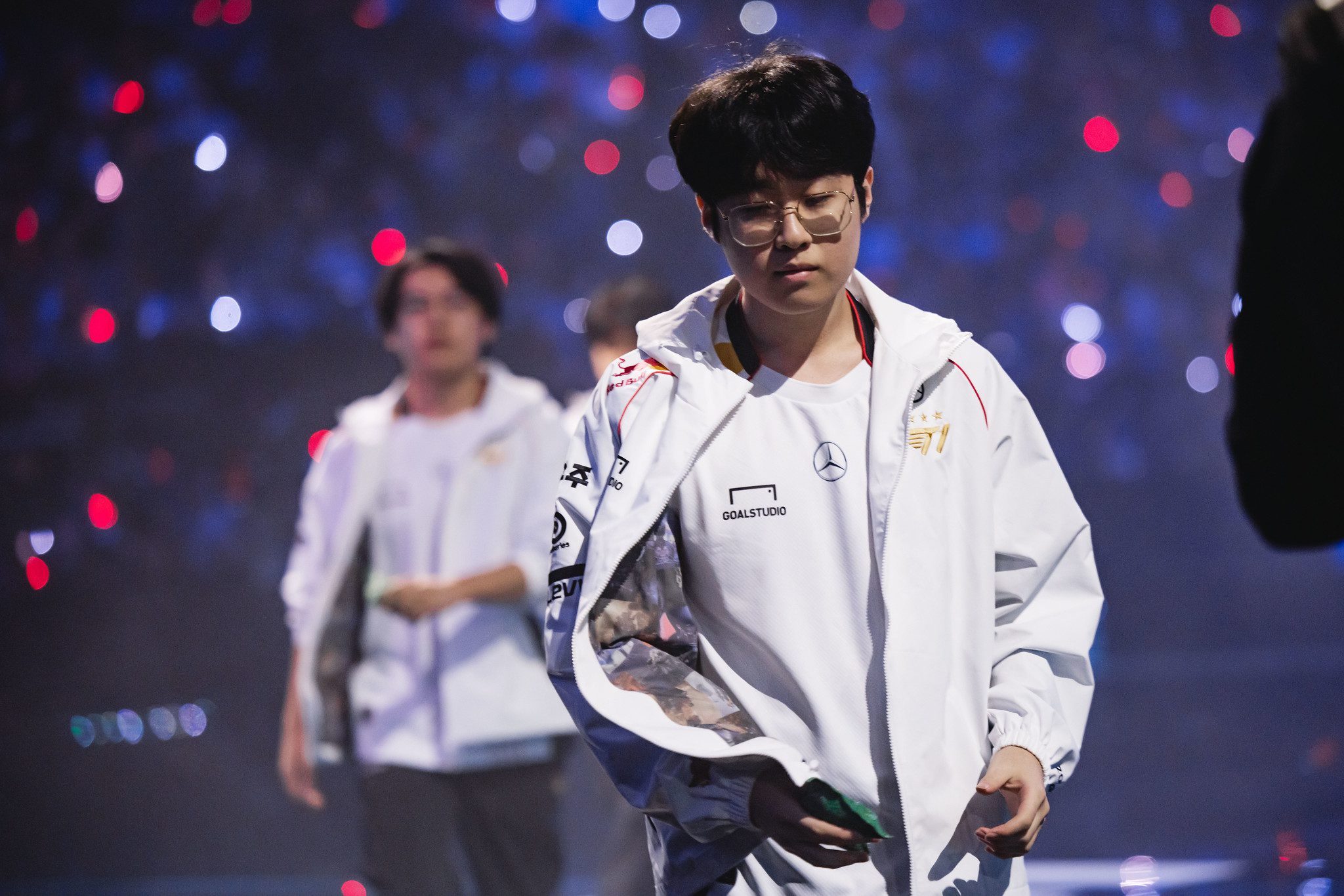 Korean media reported that T1 was 'messed with' by Zeus's representatives, causing delays and losing their option of Kiin