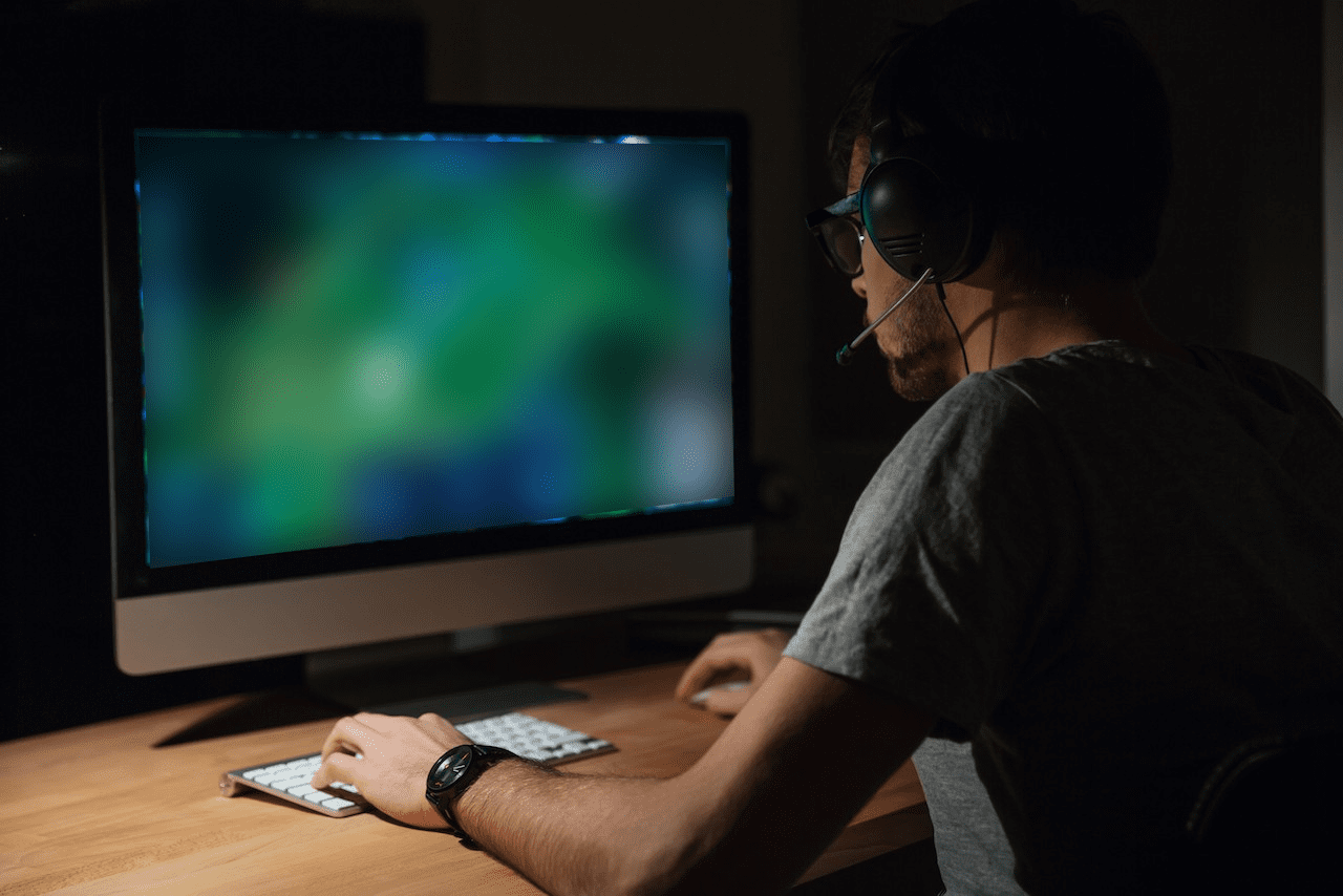 A. can play games anytime, anywhere - Illustration
