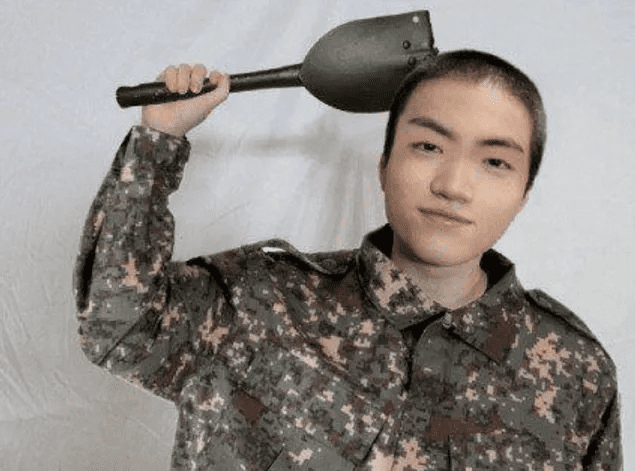 Keria reveals a masculine and strong image in the military, stunning fans