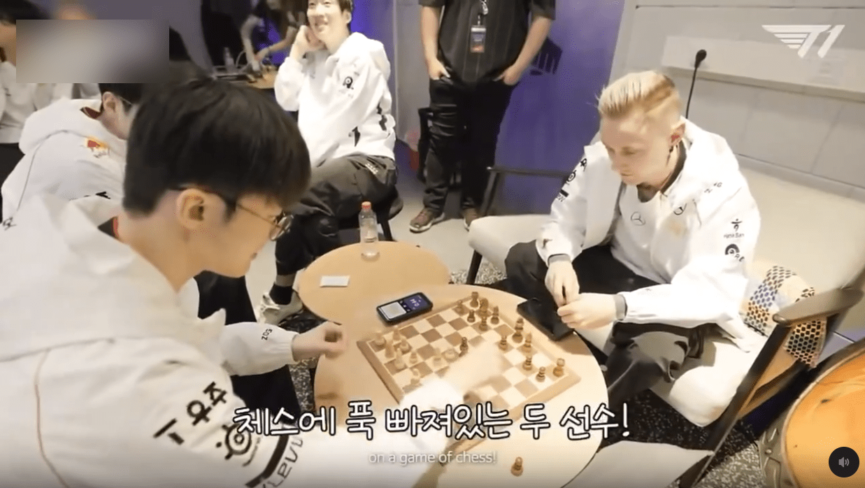 Rekkles playing chess with Faker during the 2024 World Championship