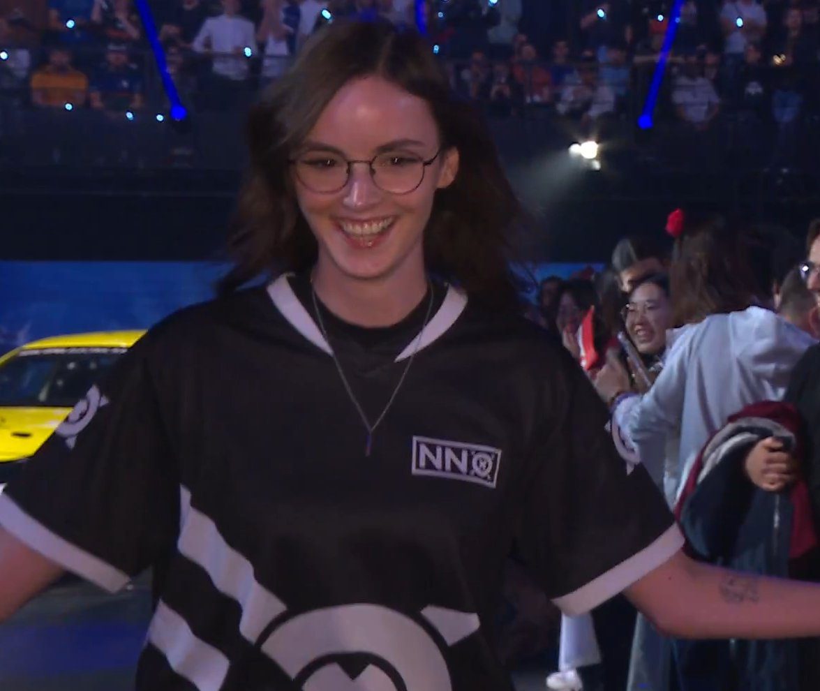 Thunny - the beauty appearing in the opening showmatch of the RedBull League between T1 - NNO