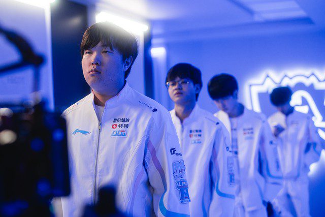 BLG suspected of internal discord during their loss to T1 in the Swiss round.