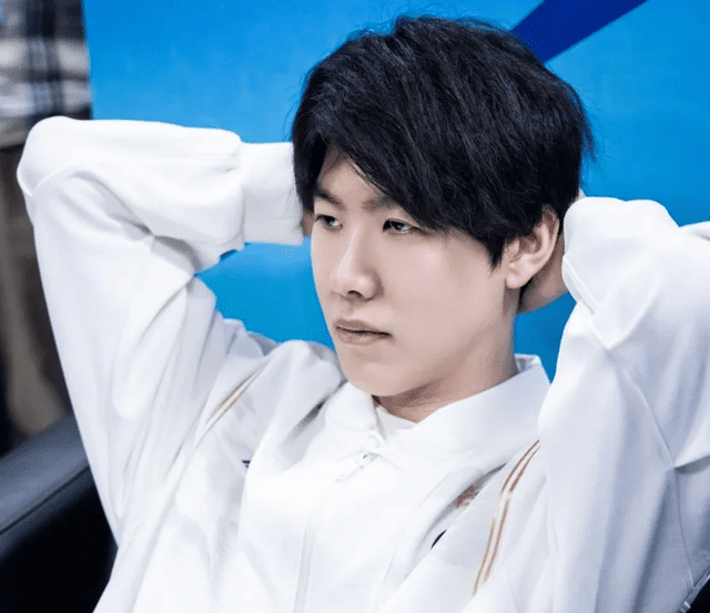 TheShy has been found to still have a weakness that has existed for a decade: he still cannot speak Chinese fluently enough to communicate effectively with his teammates.