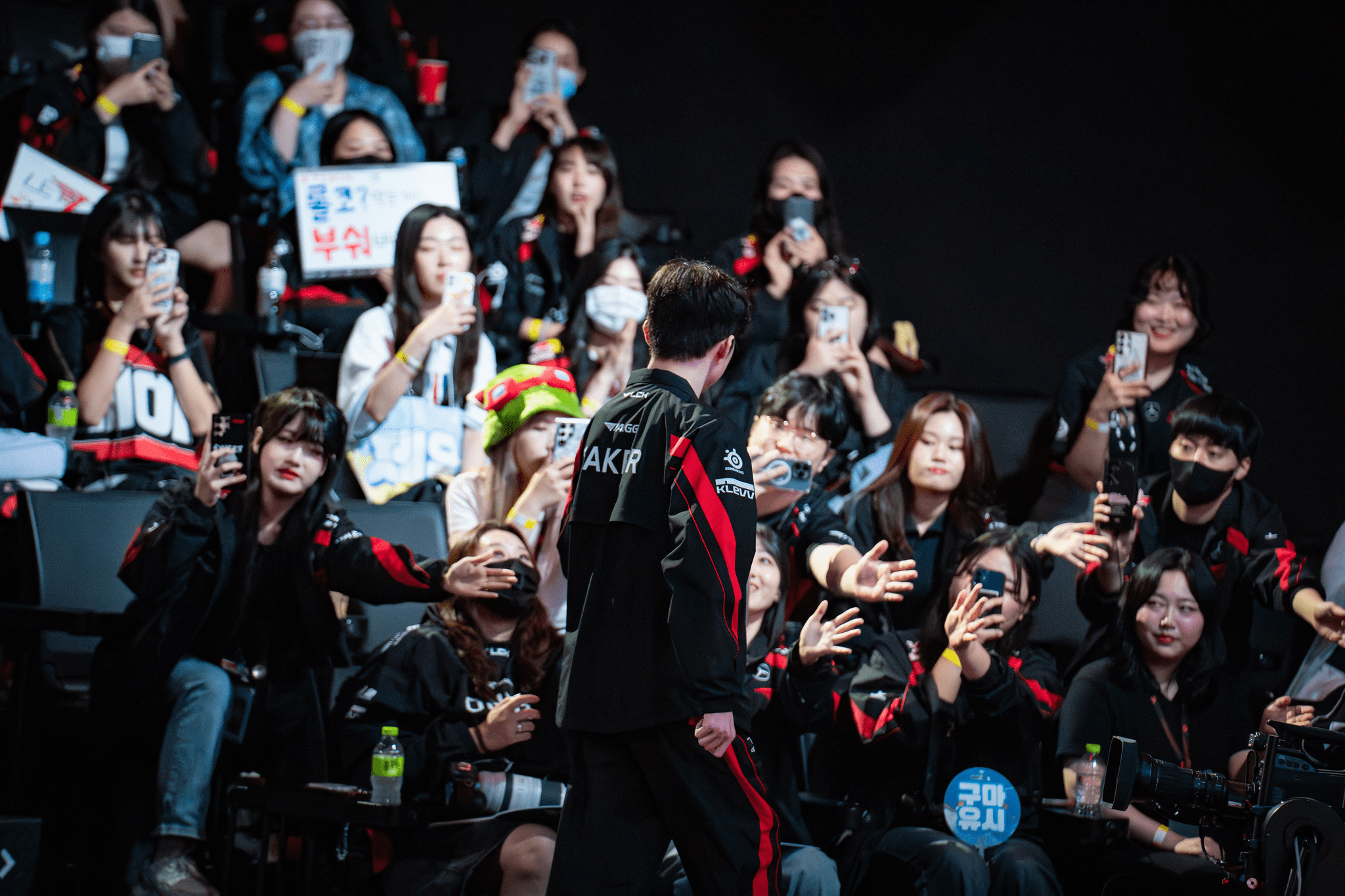 Vietnamese T1 fan community shaken by the scam from a 'hot girl'