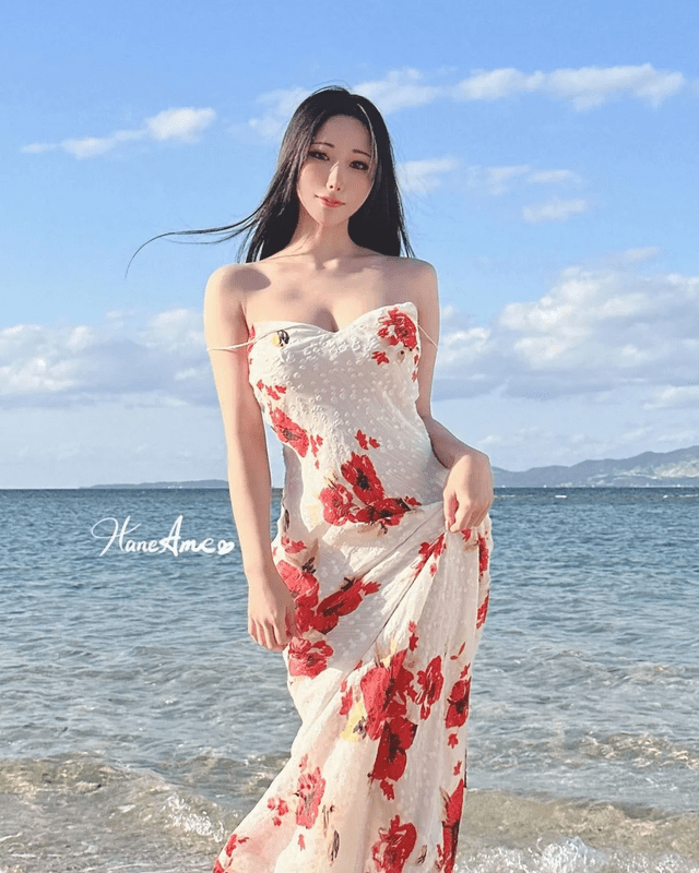 HaneAme is a very famous female cosplayer in the cosplay community and she is also a T1 fan.