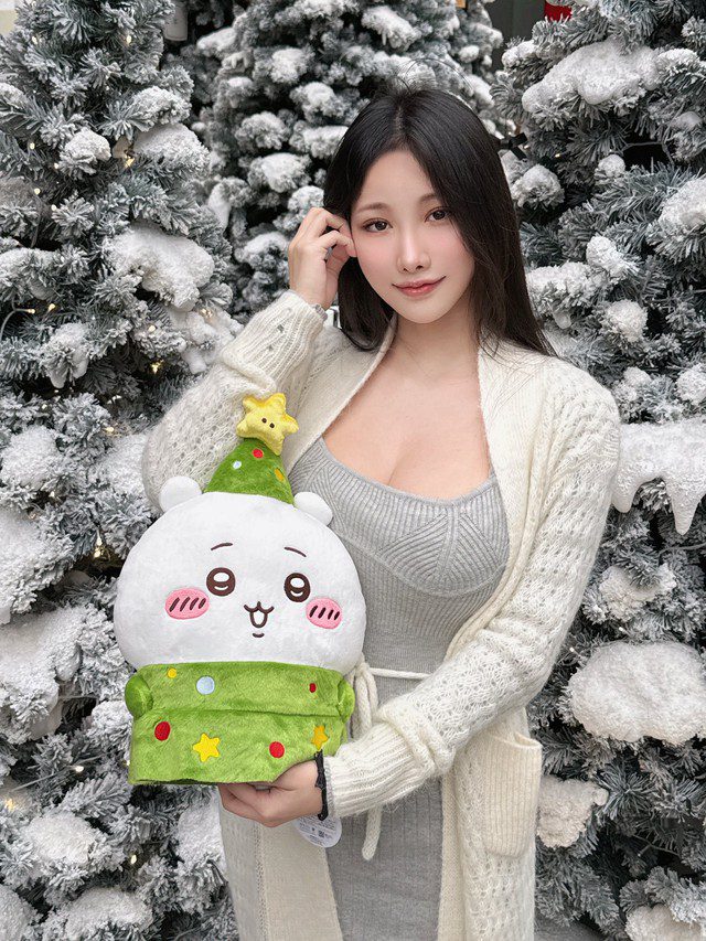 The female cosplayer is famous for her 18+ cosplay style.
