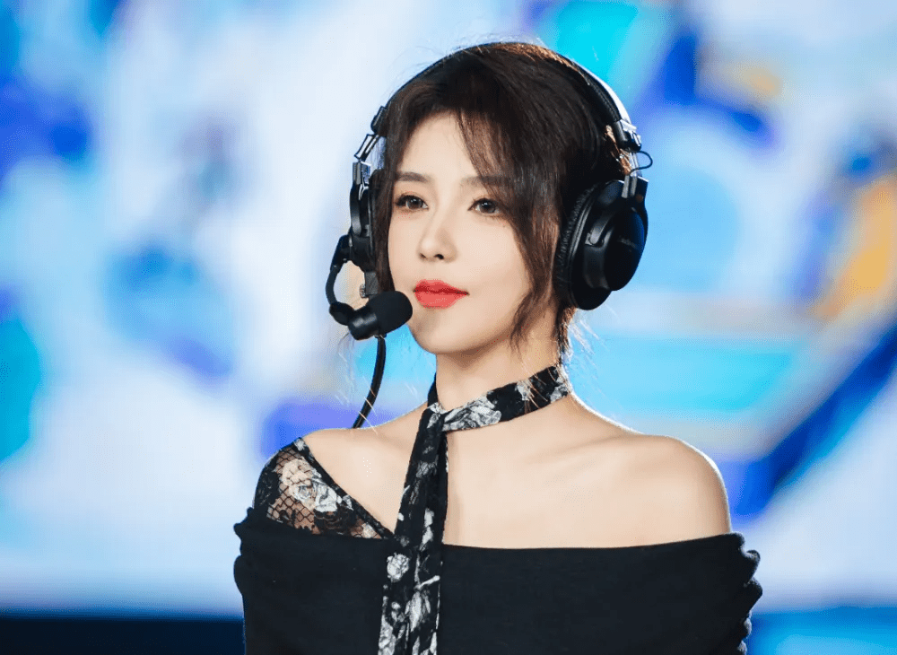 Host Rita is famous not only in the LPL community but also very well-known in Vietnam