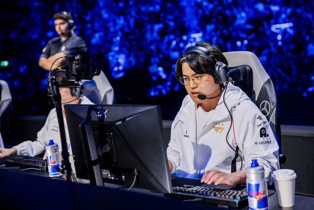 Gumayusi stated that even being a champion, if you perform poorly in a few matches, you can become worthless in the eyes of many.