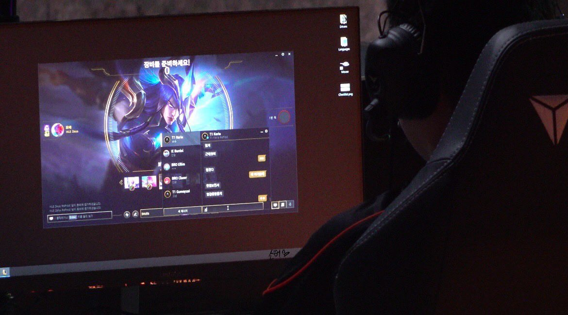 Earlier, Keria also chatted with Zeus as he prepared for the match against Gen.G