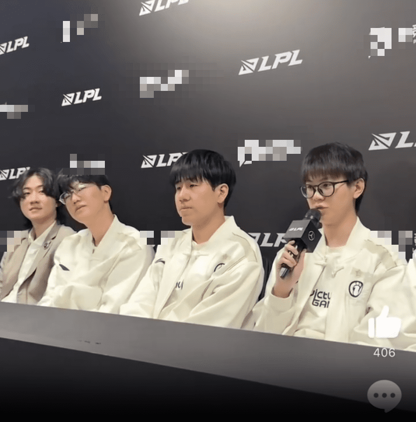 LPL media reported that Jiejie (second from the left) continuously shook his head in disappointment during the post-match press conference