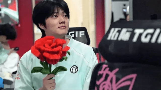 Recently, he went live to share about how severe LPL penalties were to the point that when he returned home for the New Year in 2020, he only had 9,000 CNY left in his pocket.
