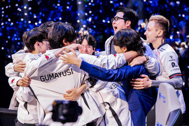 However, most of the community's reactions have been in defense of the former T1 star.