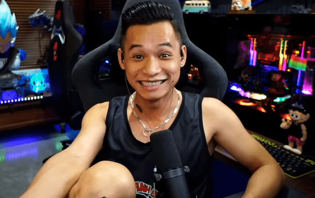 Male streamer Độ Mixi inadvertently caught in trouble.