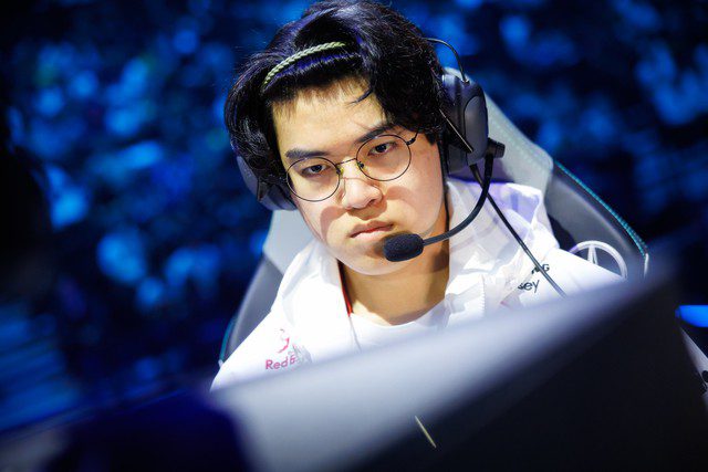 Amid the swirl of drama, Gumayusi receives gifts from T1 fans in Vietnam.