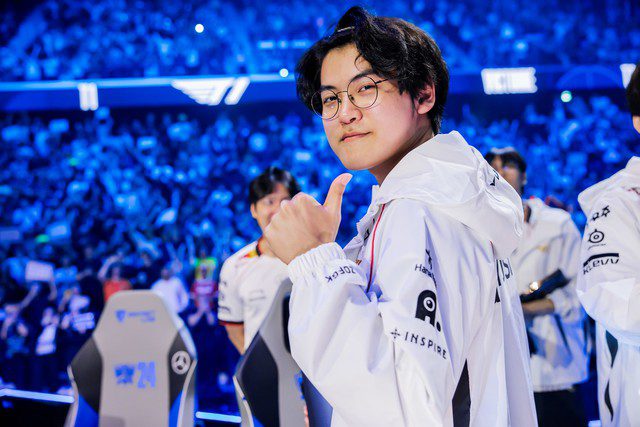 From being a 2-time World Champion AD Carry, Gumayusi is currently in a very difficult situation.