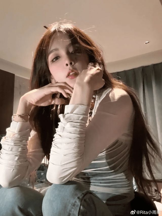 The host reveals her criteria for a partner: 'no need for money, just talent', but she remains single even though she has been over 30 for a long time.