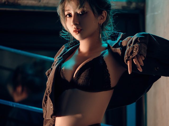 She also attracts attention with her unique beauty.