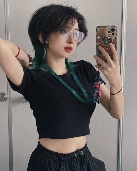 She is currently working as a TikTok streamer and model.