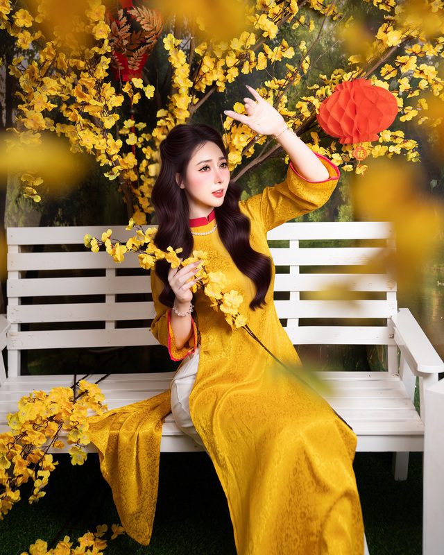The hot girl in the story is Hoàng Thu Thảo - nickname 'Teacher Thao' and specializes in showcasing her pole dancing skills and stunning physique.