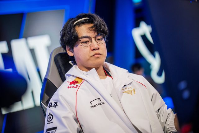 Gumayusi can be said to be the best weak side AD currently.