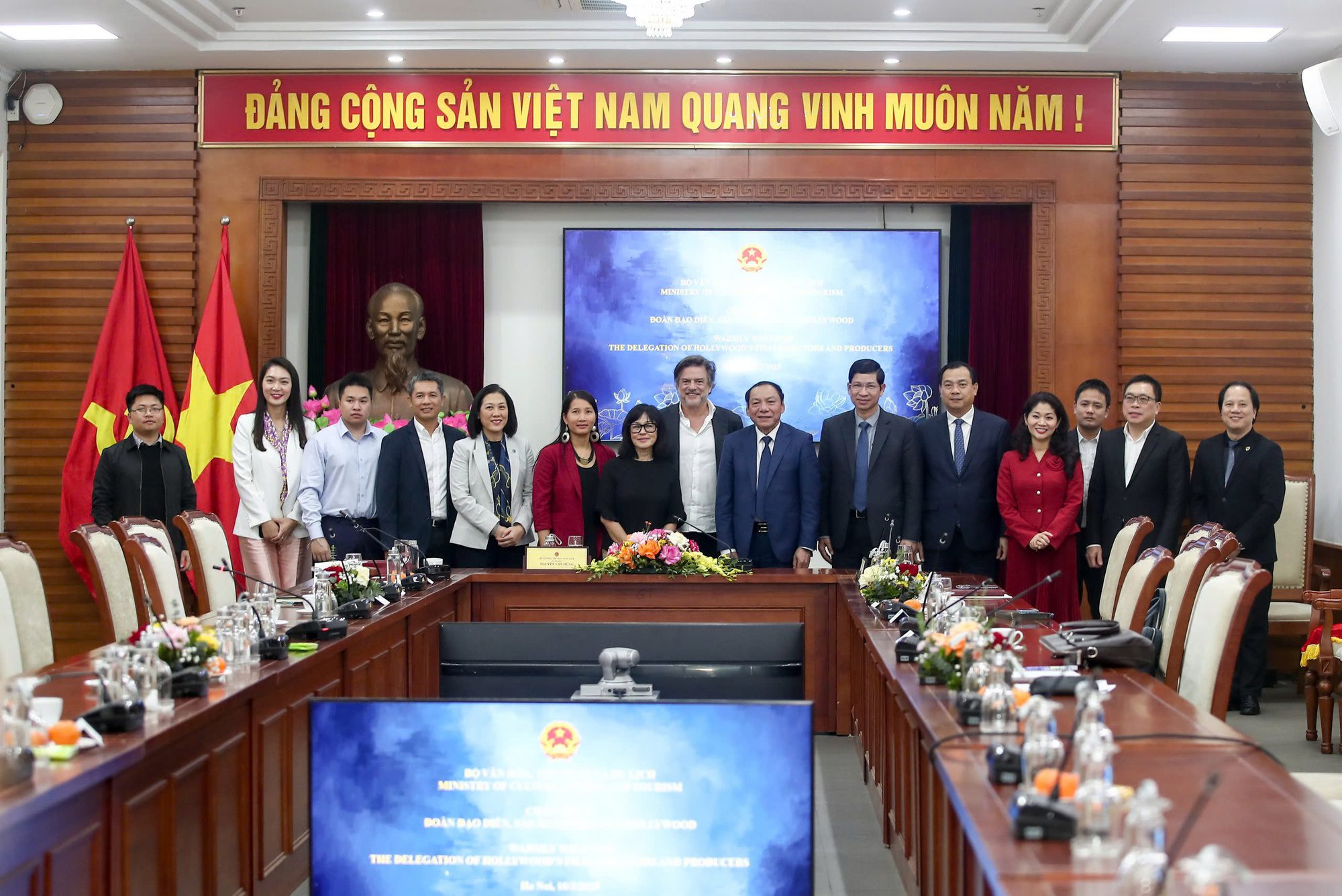 Delegates take a commemorative photo.