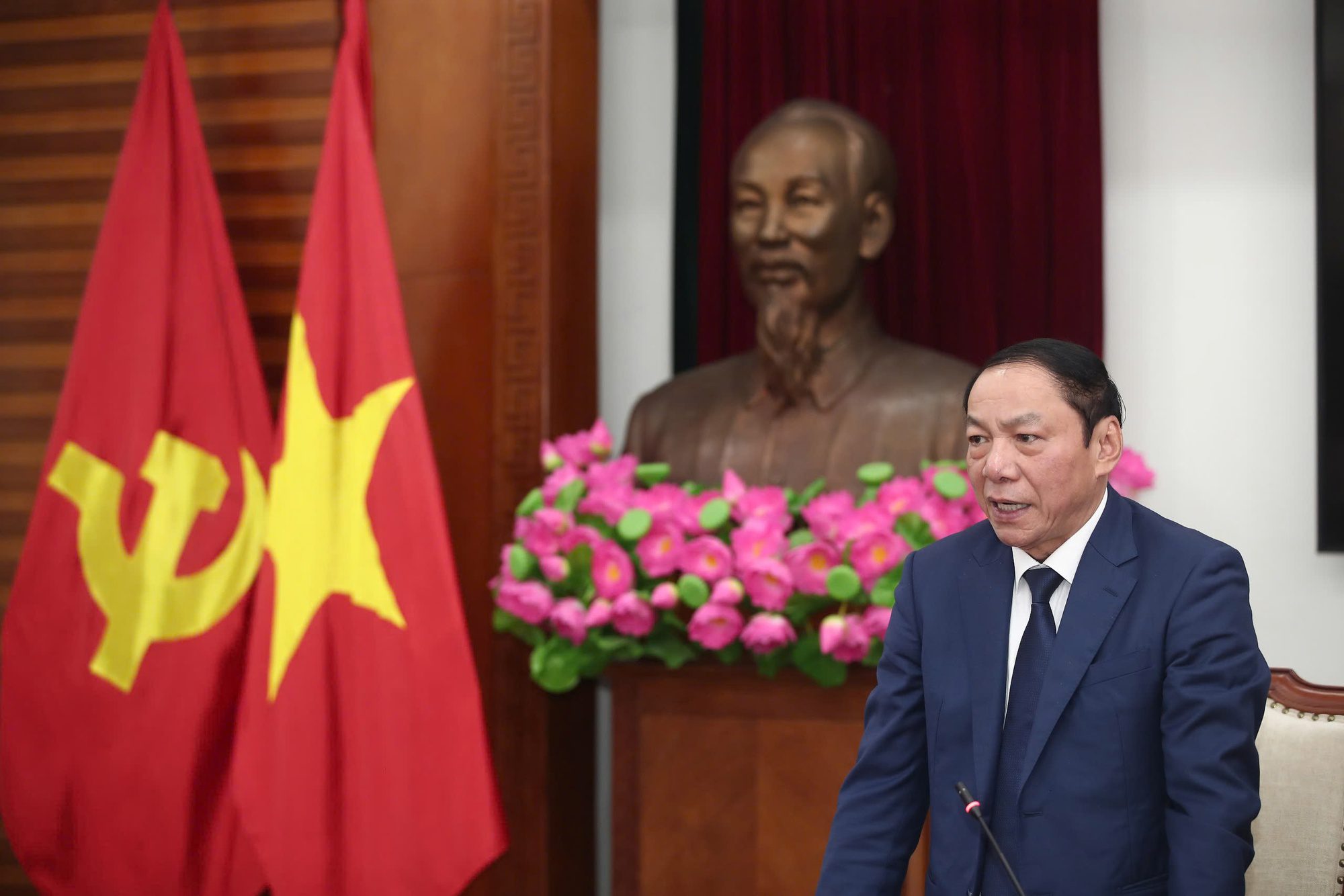 Minister of Culture, Sports and Tourism Nguyen Van Hung concludes the meeting.