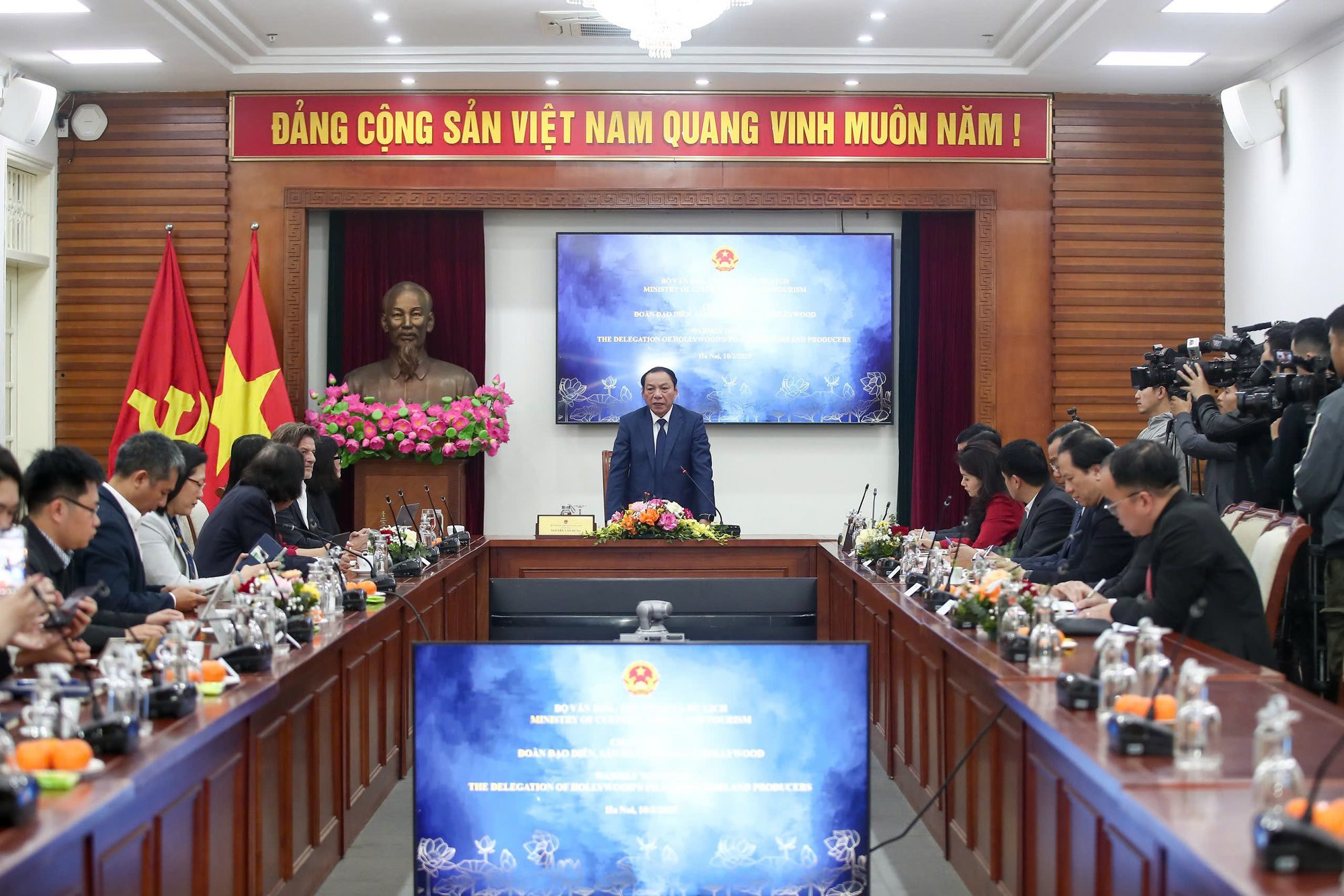 Minister of Culture, Sports and Tourism Nguyen Van Hung meets and works with the delegation of Hollywood directors and film producers.