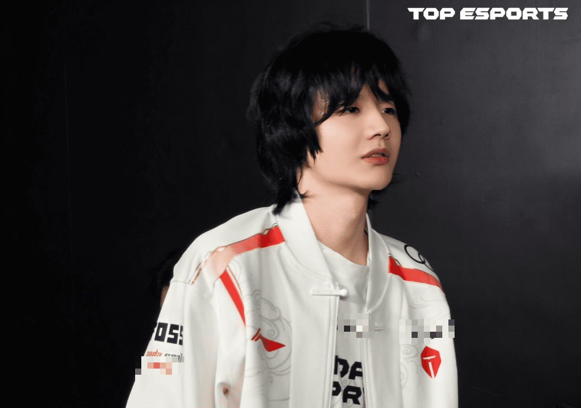 Crisp bluntly compared the playing conditions of the LPL stage to that of an 'internet café'