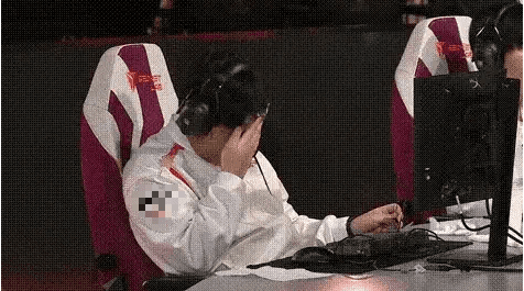LPL fans captured the moment 369 shook his head in disappointment witnessing his teammates being too 'underperforming'