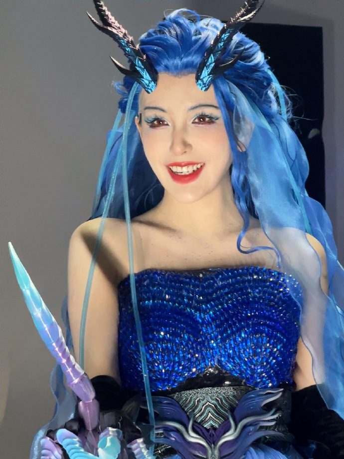Host Rita transformed into Ao Nhuan radiating charm