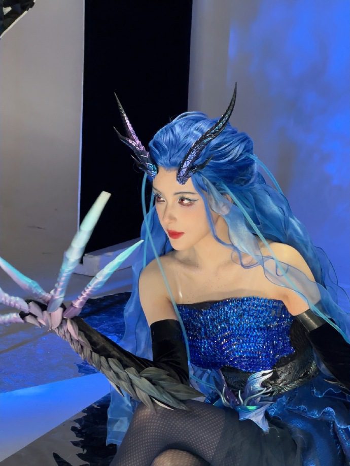 The character's image fits the host well as she also possesses beauty, experience, and charm