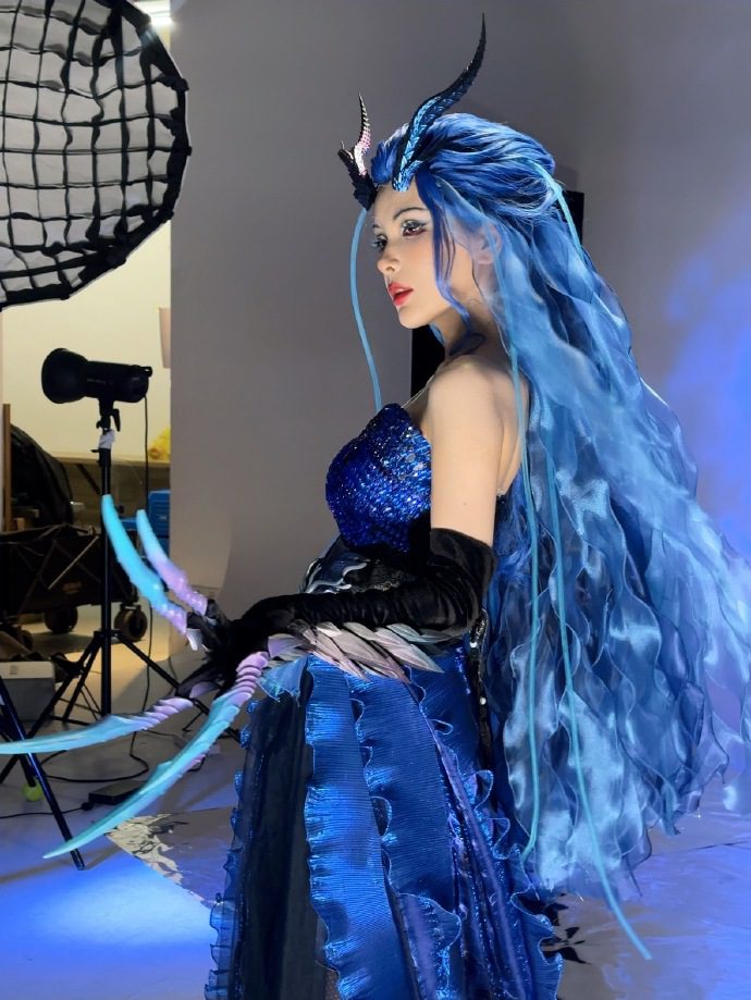 The photo set of the host attracts significant attention from League of Legends fans