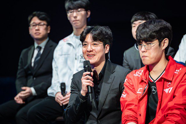 Coach KkOma asserts that roster selection is based on performance, yet a player with underwhelming performance like Smash remains until the Regular Seasons, which is puzzling.