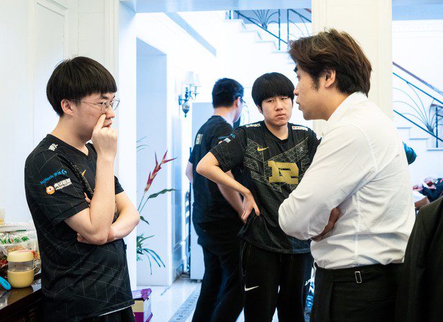 Coach ZhuKai (in white) believes LPL lacks mid laners of the caliber of Faker from LCK.