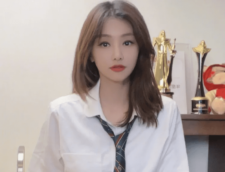 Miss - a former female player, MC, and top Esports streamer analyzes Faker's income