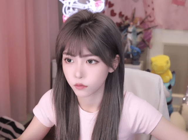 Luo Xin boldly showcases her content live on air.