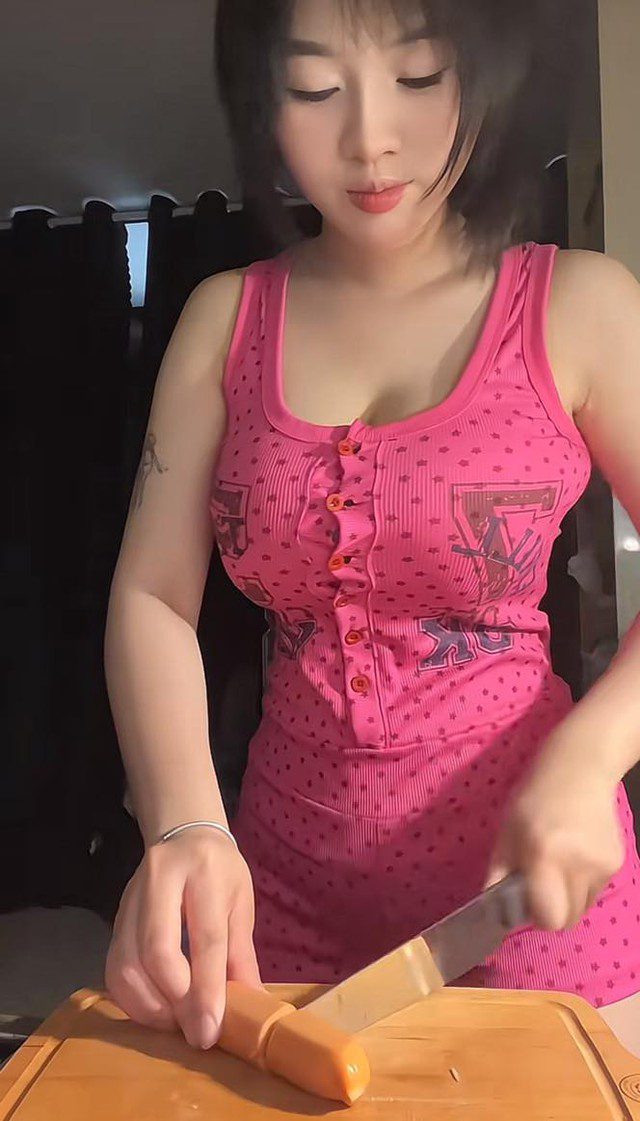 Zin Loves Cooking - a newly emerged female TikToker with content about food but with some issues.