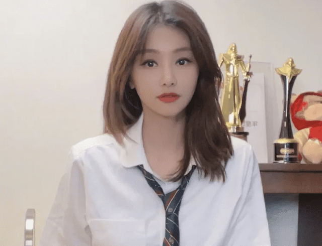 Streamer Miss once mentioned that the salary of a superstar in the LPL is around 10 million CNY/year.