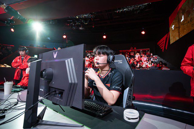 At this moment, it's likely that Smash's real fans are fewer than Gumayusi's anti-fans, but want to 'ride on' Smash to attack his senior.